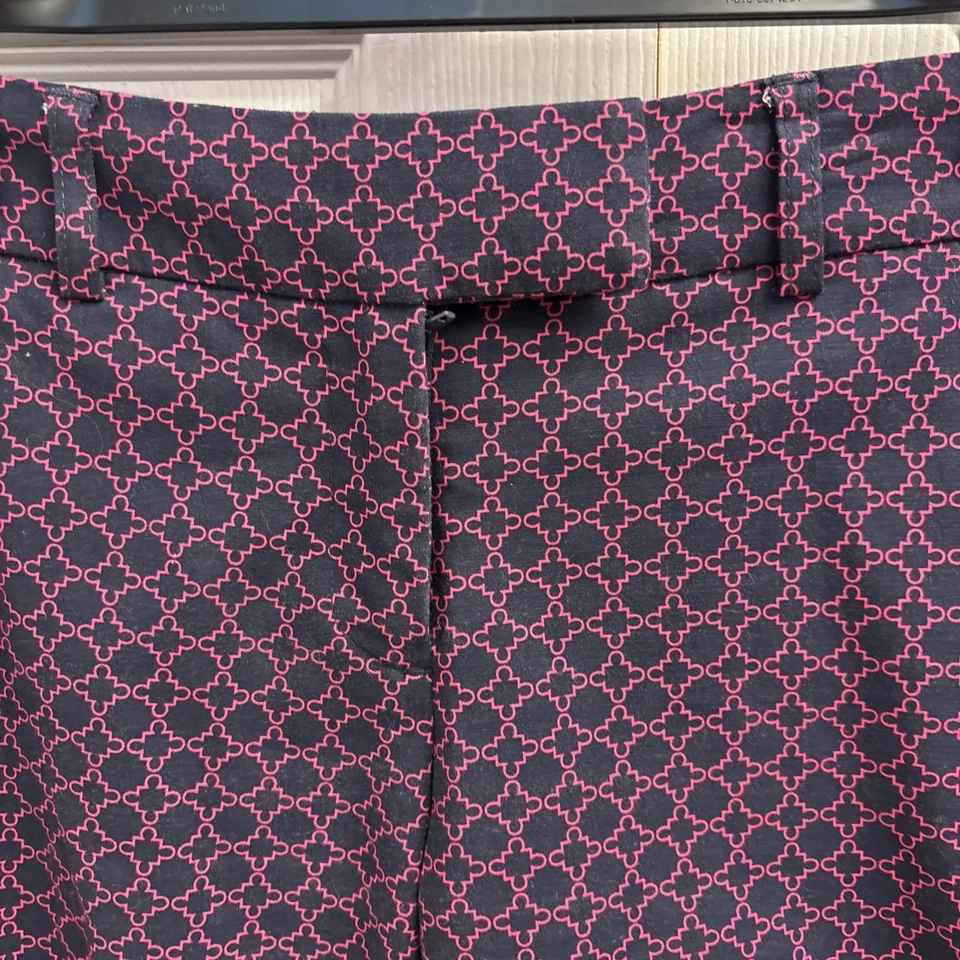 Pantalones Cortos Largos Willi Smith Talla 8 Usados en Excelente Condición. Diseño negro y rosa. Casual. Verano. Bolsillos Foto 3 de 4