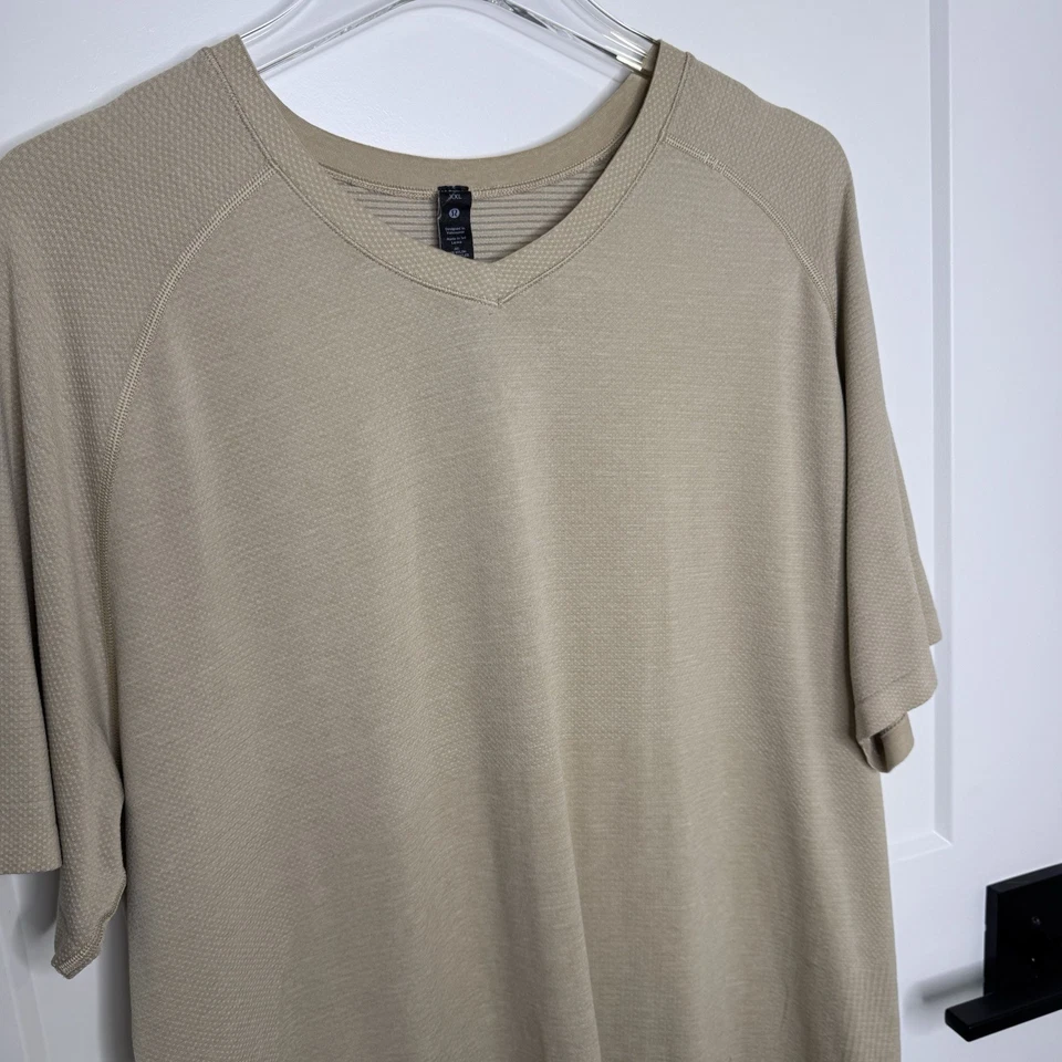 Мужская рубашка Lululemon Seemless с v-образным вырезом и коротким рукавом Цвета слоновой кости Коричневый Размер XXL - Изображение 3 из 4