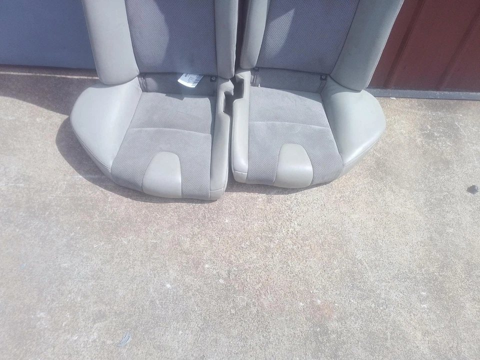 2004-2008 MAZDA RX8 ASSENTO TRASEIRO DIREITO E ESQUERDO CONJUNTO DE COURO E PANO CREME FABRICANTE DE EQUIPAMENTO ORIGINAL - Imagem 3 de 4