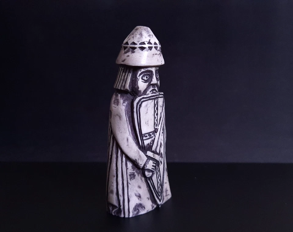 Figura Lewis Chessmen Berserker / Torre - Cuerno de alce tallado a mano ajedrez vikingo Foto 4 de 4