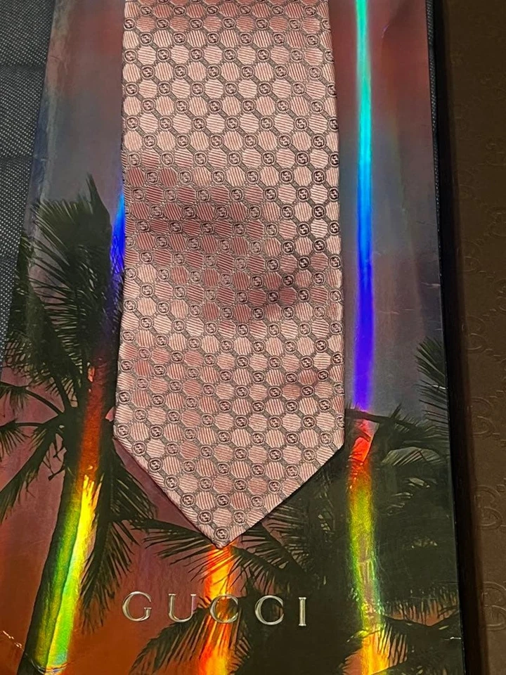 Corbata de seda con patrón Gucci GG logotipo negro y rosa accesorio clásico de negocios Foto 4 de 4