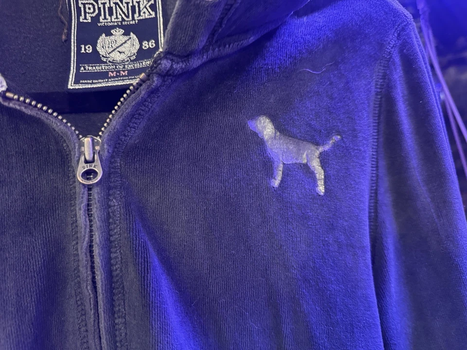 Moletom com capuz Victoria’s Secret rosa M pele sintética com zíper preto lantejoulas coração cachorro logotipo 1986 - Imagem 3 de 4