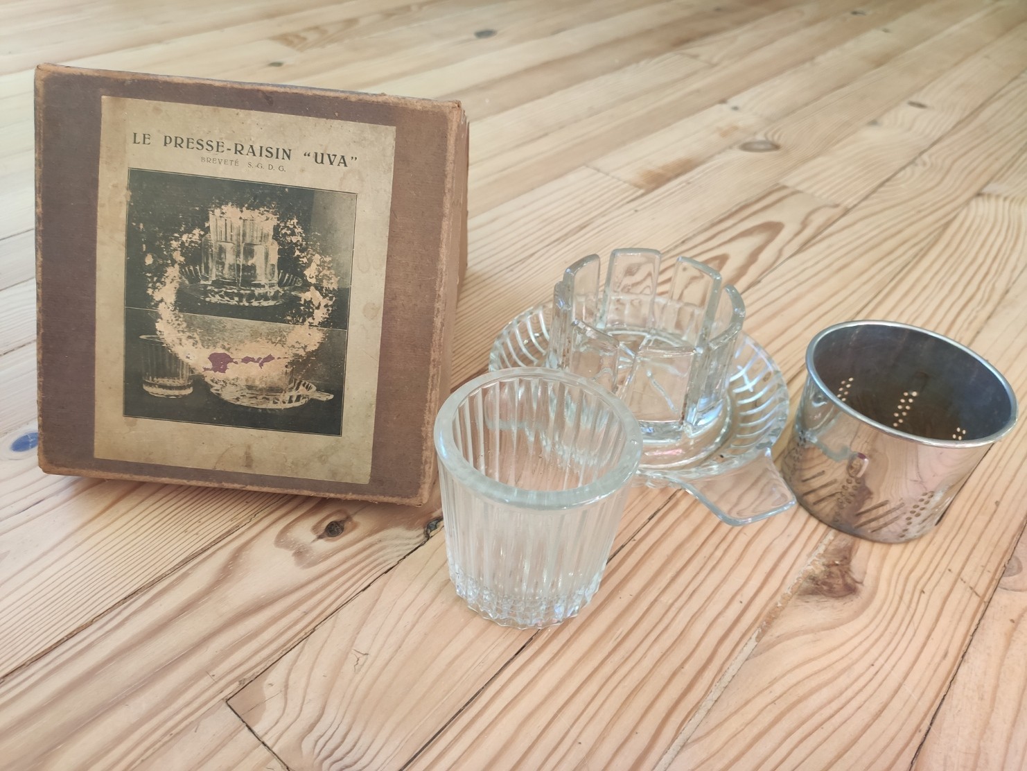 Presse-raisin UVA de collection en verre moulé et métal d'époque avec écrin