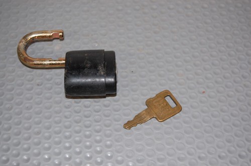 F5     Vintage Caterpillar CAT 5P8500 Padlock Logo Original Key