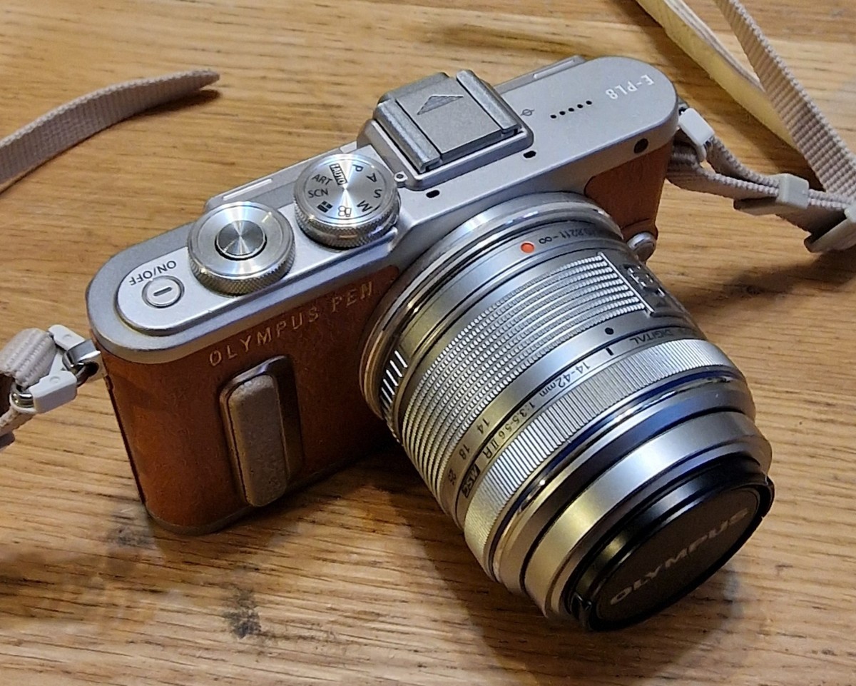 Olympus PEN E-PL8 Brown 16.1 MP Digital Camera/ 14-42mm 1:3.5-5.6