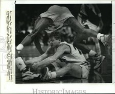 1990 Wire Photo Cavs' Chucky Brown & Mark Price hustle for loose ball vs Hawks