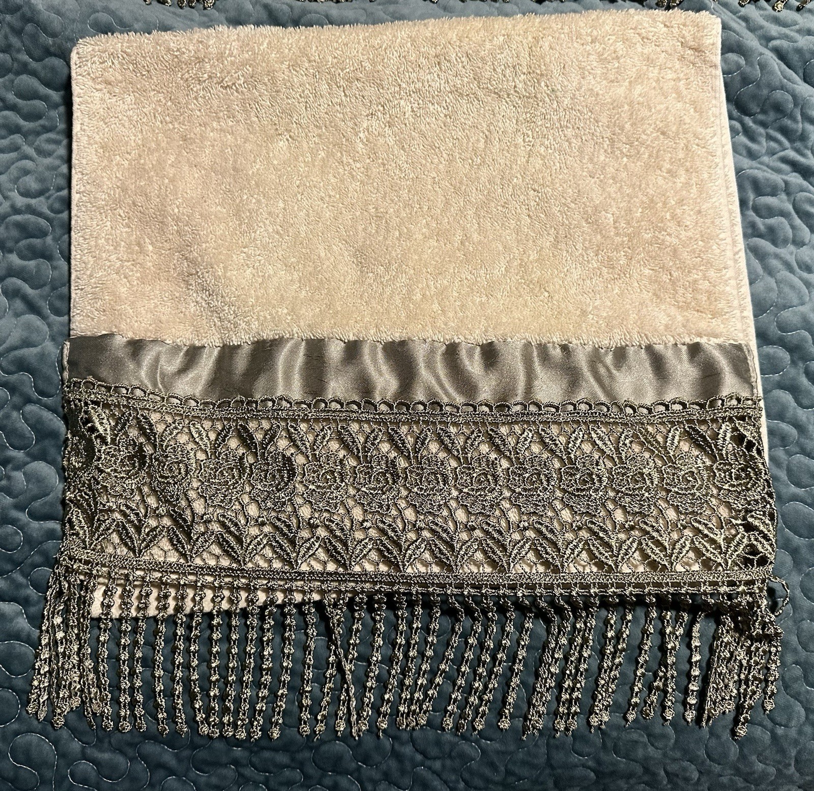 Croscill Decorative Towel Set With Matching Shower Curtain Please Read Discrip