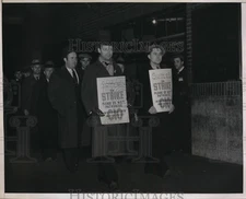 1938 Press Photo New York Pickets march in front of Swift & Company plant