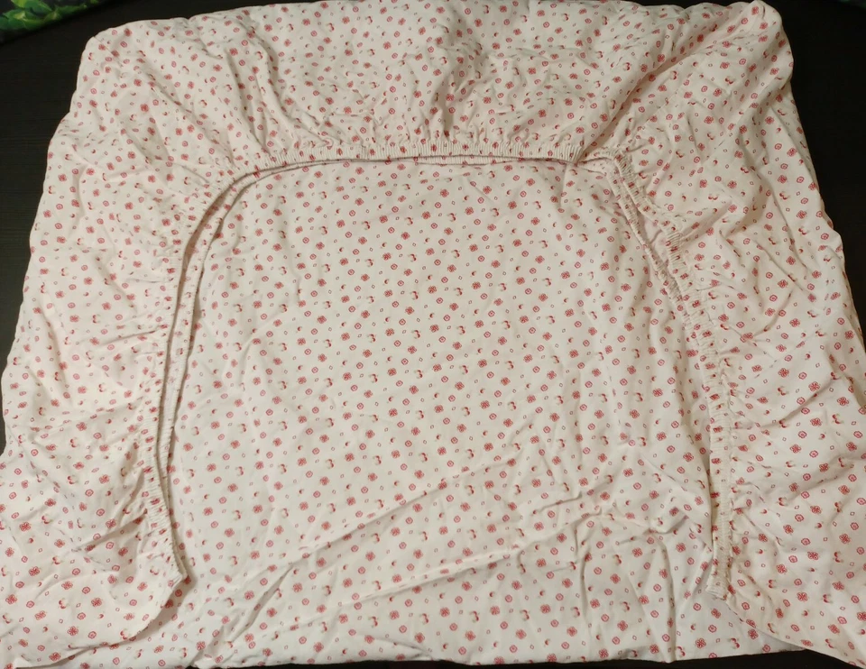 Sábana Cuna Bebé Amy Coe Edición Limitada Blanca con Flores Rojas y Rosa Usada en Excelente Condición Foto 3 de 4