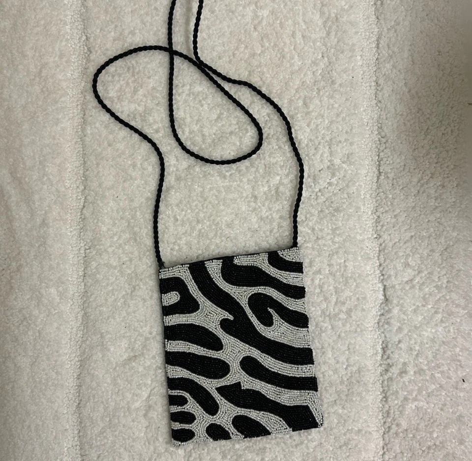 Bandolera pequeña artesanal con estampado de cebra con cuentas cóctel noche