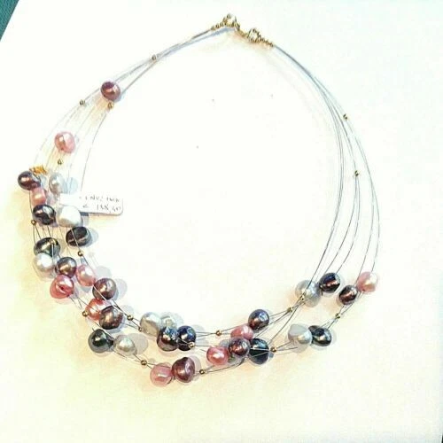 Collar de joyería con perlas oro