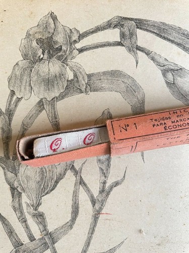 Initiales / Lettres / Monogrammes brodés sur ruban - Rouge - Textile ancien - Picture 140 of 150