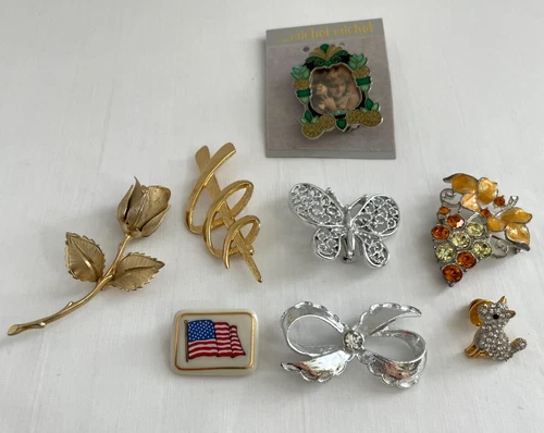 Lot of 8 vintage Estate Costume Jewelry signed brooches pins mixed materials
