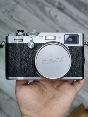 Fuji X100F 24.3MP Black Digital Cam English Menu High Res Sharp Shots -95new