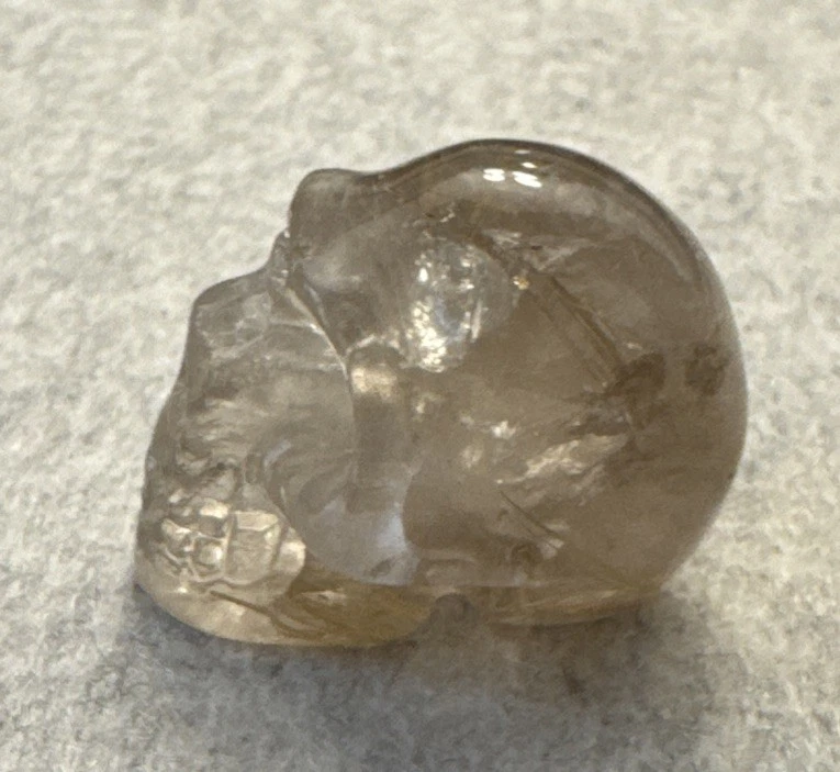 Cráneo tallado en 3D de cristal de roca de cuarzo rutilado Foto 4 de 4