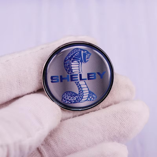 FABULOUS SHELBY COBRA LAPEL PIN...BONUS SILVER STORAGE BAG... - 第 1/2 張圖片