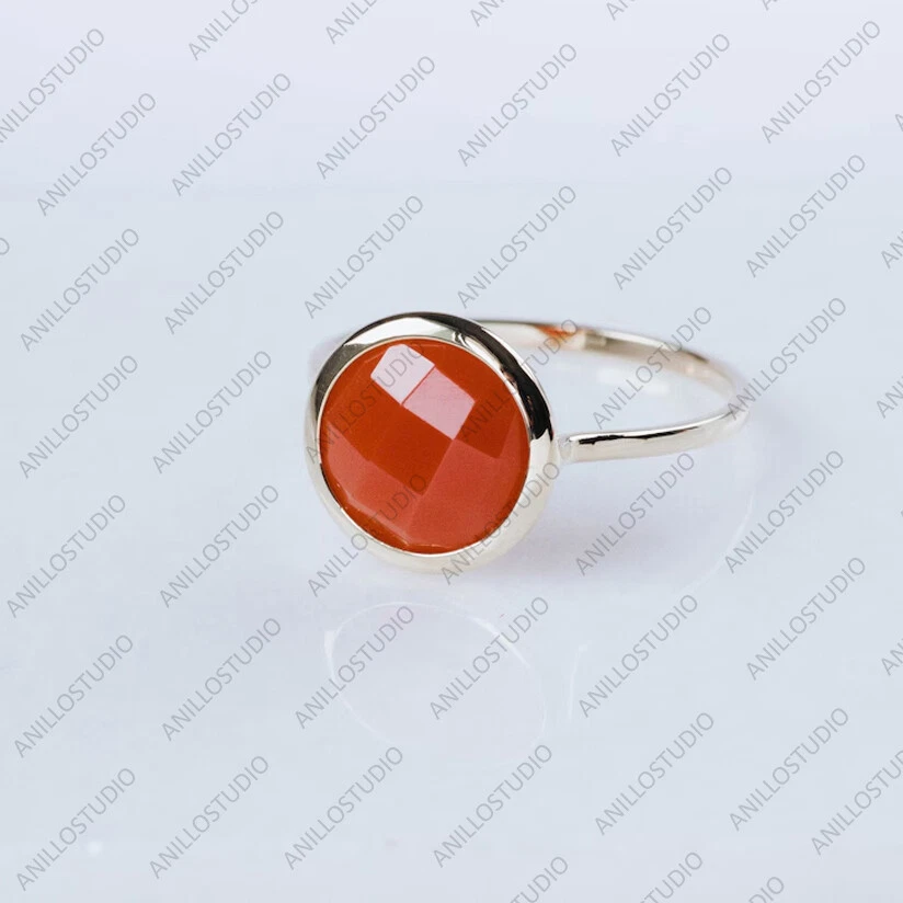 Anillo solitario apilable de oro amarillo de 14 k coral rojo corte rosa natural Foto 3 de 4