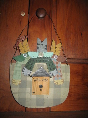 Wooden Cat Ornament w 3 Kitties: Grey & Yellow Tabby Birdhouse Welcome Sign - Picture 4 of 6
