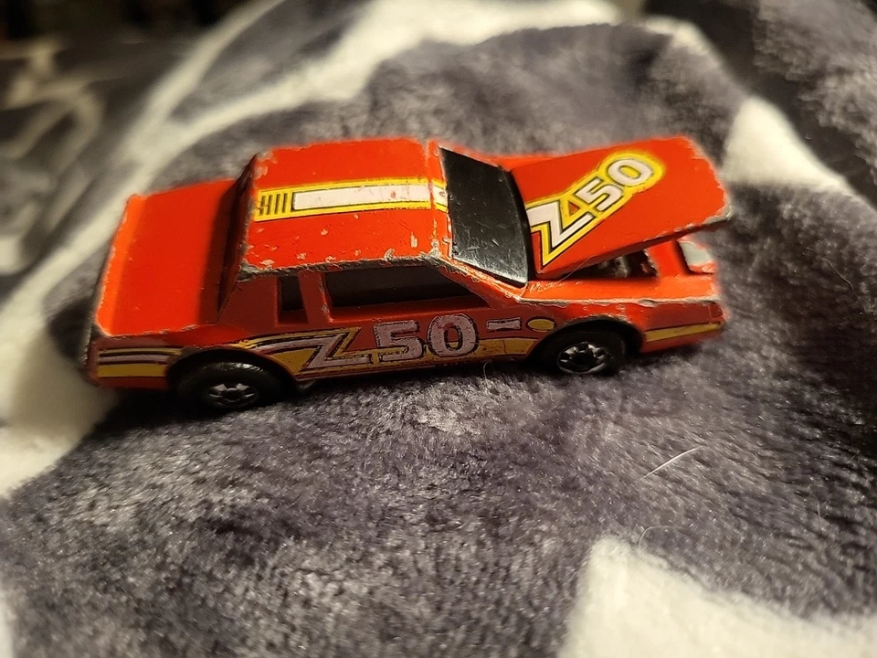 1984 HOT WHEELS ТРЕЩИНЫ BUICK REGAL Z50 КРАСНЫЙ 1:64 ЛИТОЙ 3-ДЮЙМОВЫЙ АВТОМОБИЛЬ С ЖЕЛТЫМ - Изображение 3 из 4