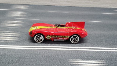 Vtg Hot Wheels #27 Jaguar D-Type Red 1996 Die Cast Race Car 1/64 Metal Base MINT - Picture 2 of 6