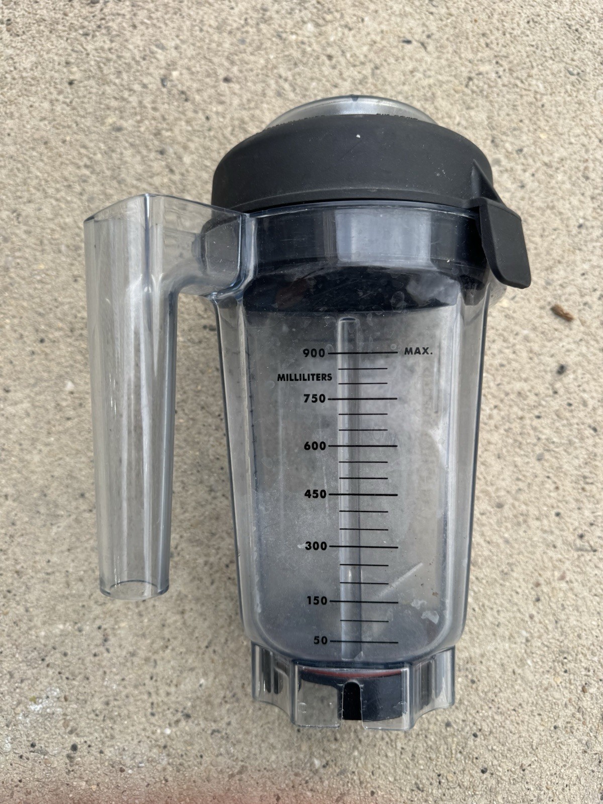 VitaMix blender dry container 32 oz plastic pitcher ASY172 J with lid Scratches