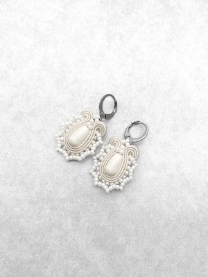 Handgefertigte helle cremefarbene Soutache Ohrhänger leicht elegant Schmuck