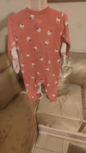 100 pares de pijamas de bebé de 3 meses a 1 año. Variedad de tallas y modelos.