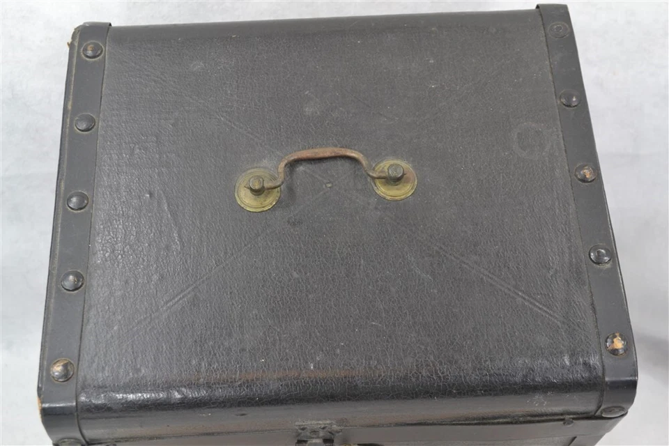 Antiguo baúl sombrero caja 12x10x10 negro con llave latón mango victoriano 1880 original Foto 2 de 4