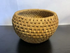 Hand Woven Wicker Rattan Basket Round 6 Inch Diameter 4” Tall