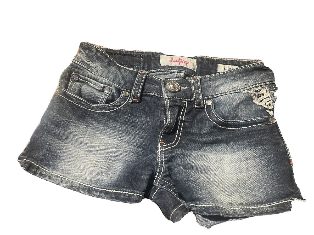 【I AM MARI】Dial Pin Tuck Shorts Tall Pin Tuck Detail Relaxed Shorts In Light Blue | boohoo