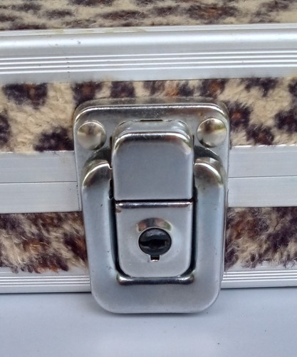 Box Of Random Buttons. Different Material And Sizes. 1 Champaign Button - Picture 6 of 7