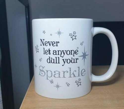 Hermosa taza personalizada Nunca dejes que nadie embota tu brillo regalo hermana mamá - Imagen 2 de 6