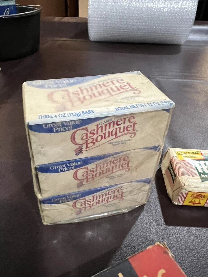 Jabón CASHMERE BOUQUET 4 oz - 3 barras selladas. Más otras barras de jabón nuevas Foto 2 de 4