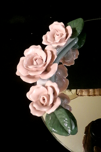 BANDEJA DE TOCADOR VINTAGE OVALADA ESPEJADA CON ROSAS DE PORCELANA ESMALTADA ROSA - Imagen 3 de 7