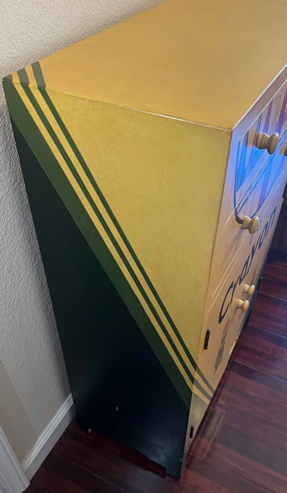 Cómoda con cajones y puertas Crayola estilo crayón Foto 4 de 4