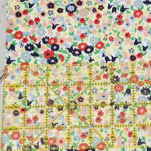 Floral print with bright & happy small flowers 100% cotton fabric 58″ wide1/2 yd - Picture 2 of 4