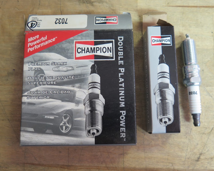 Champion 7032 Spark Plugs 4 PCS O6-B-3