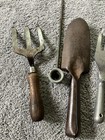 4 Vintage Garden Hand Tools Claw Cultivators Vintage Trowel Lawn Sprinkler — photo 4