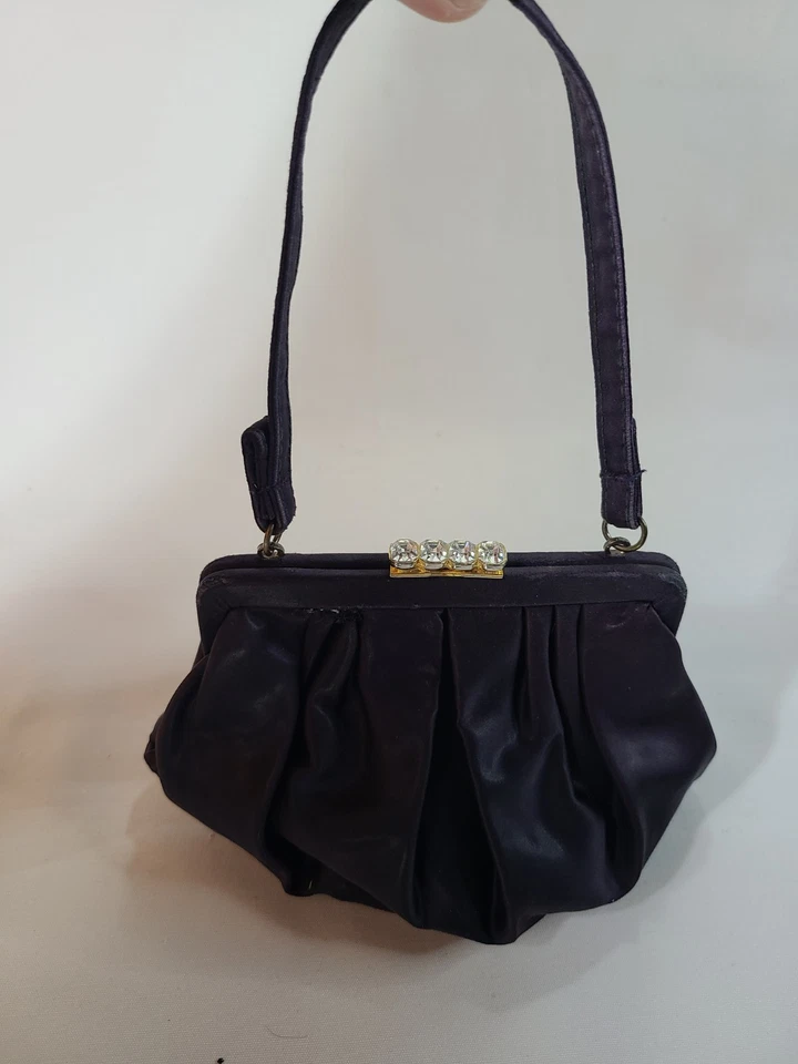 Cartera sin asas de noche satinada púrpura vintage de los años 40 con cierre de estrás Foto 2 de 4