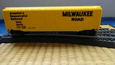 Bachmann HO Gauge in "Model Power" Box  Burlington Norhern Yellow Boxcar