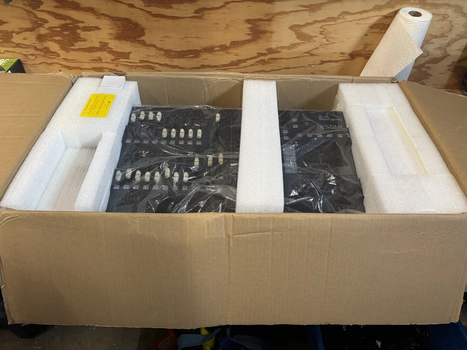 Consola de iluminación Philips Strand 250ML DMX con monitor Foto 4 de 4