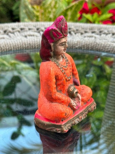 Escultura antigua rara de sacerdote hindú sentado pintada de terracota hecha - Imagen 7 de 10