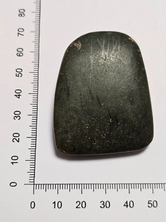 Neolithikum Steinzeit Beil Klinge aus grünem Gestein L. 5 2 cm / 81 Gramm