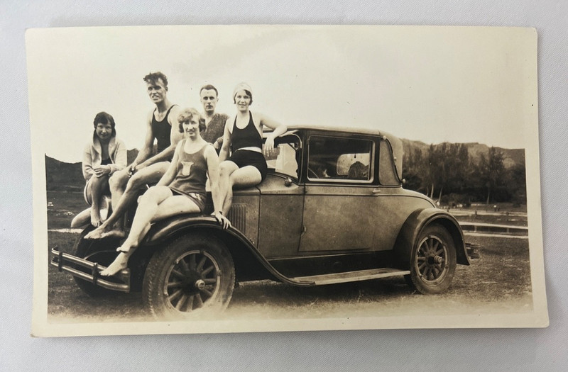 ORIGINAL VINTAGE PHOTO 1925 FORD MODEL A  YOUNG MEN & WOMEN IN BATHING SUITS