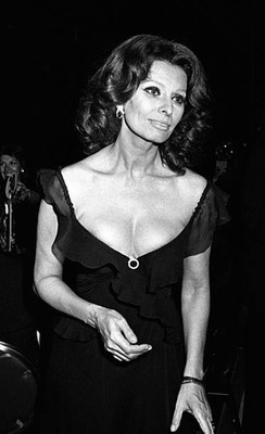 Sophia Loren at Nineth Fifi Fragrance Awards Gala at the Sherat - 1981 Photo 6