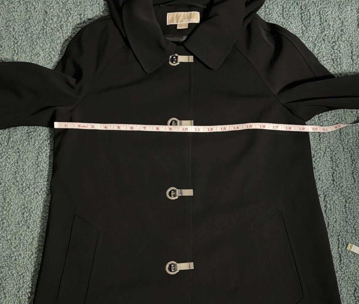 Cappotto Michael Kors con cappuccio nero tasche pavone argento chiusura a gancio donna piccolo