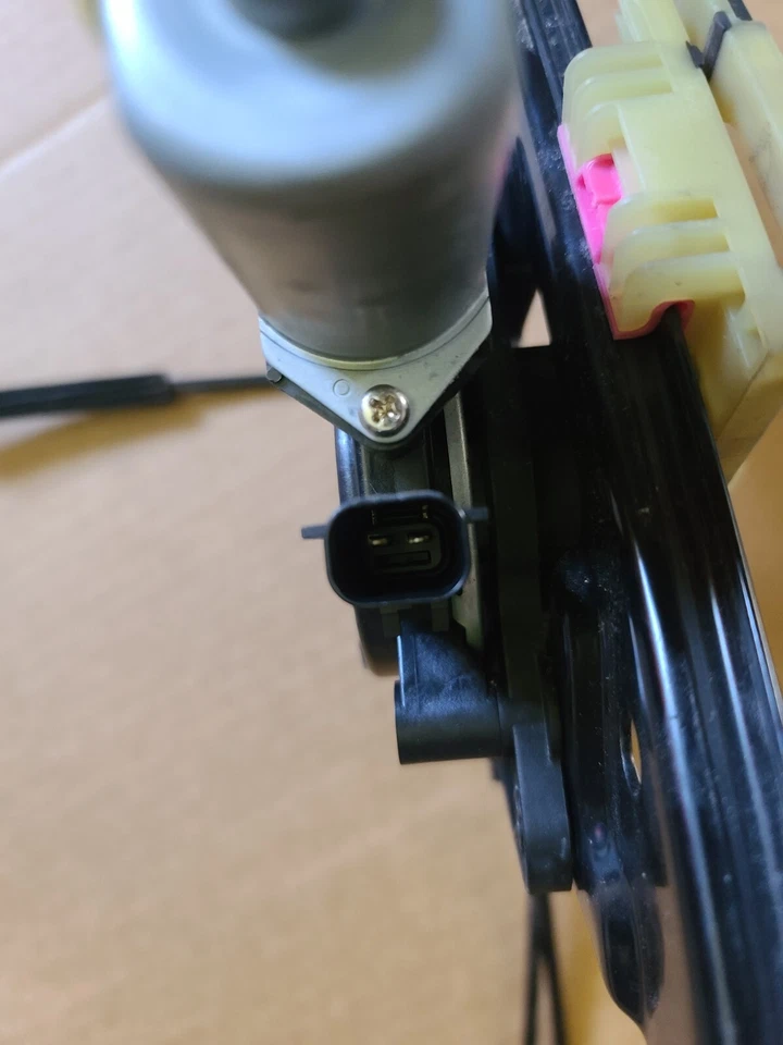 2018 GMC Acadia Driver's Window Motor and Regulator Assembly GM 23100246 - Image 3 of 3