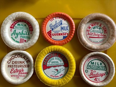 Vintage Milchflaschenverschlüsse in gewachsten Deckeln