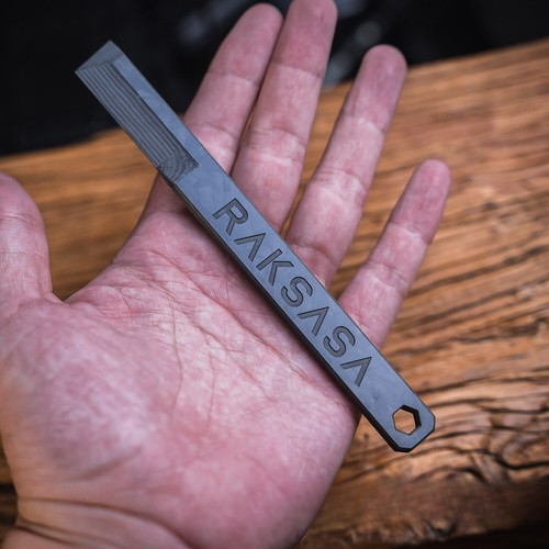 Carbon fiber EDC pry bar tool - Integrated forged carbon - Picture 13 of 16