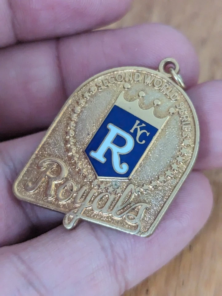 VINTAGE 1985 MLB KANSAS CITY ROYALS WORLD SERIES PRESS CHARM vs CARDINALS A2 - Image 3 of 4